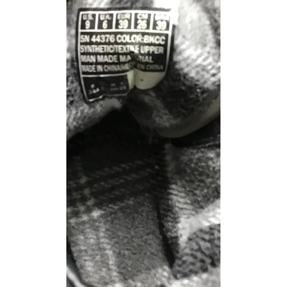 Skechers Duck Ankle Boots Womens 9 Black Grey Felt Quilted Camping Work Gameday